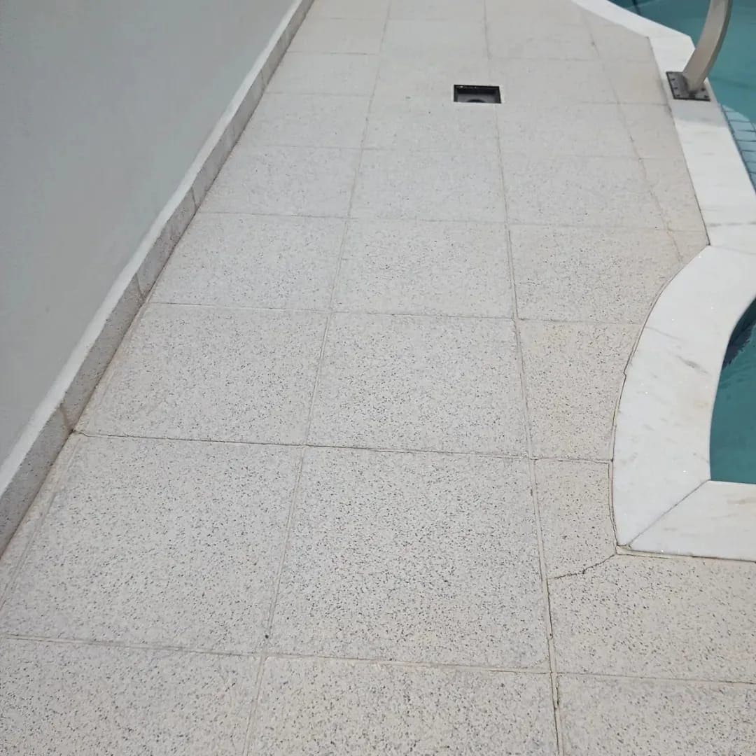 Piso de granilite ao redor da piscina limpo e uniforme depois do tratamento