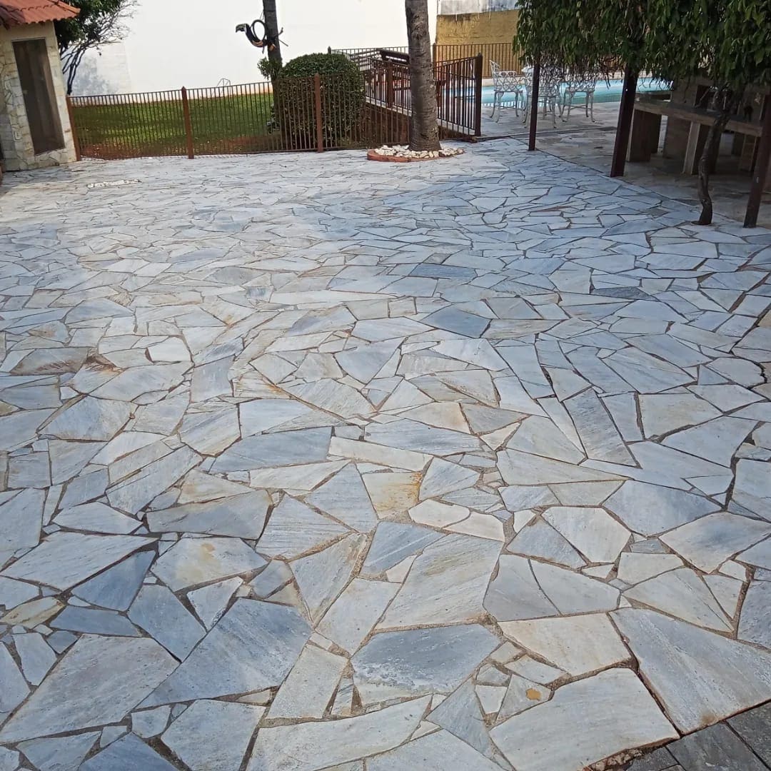 Piso de caco de pedra São Tomé limpo e claro depois da limpeza e impermeabilização