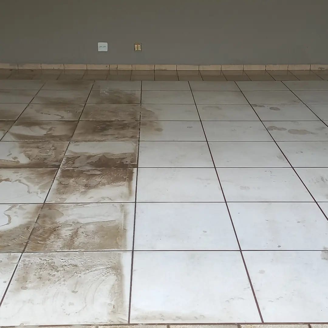 Piso paviflex limpo e com acabamento brilhante depois do tratamento