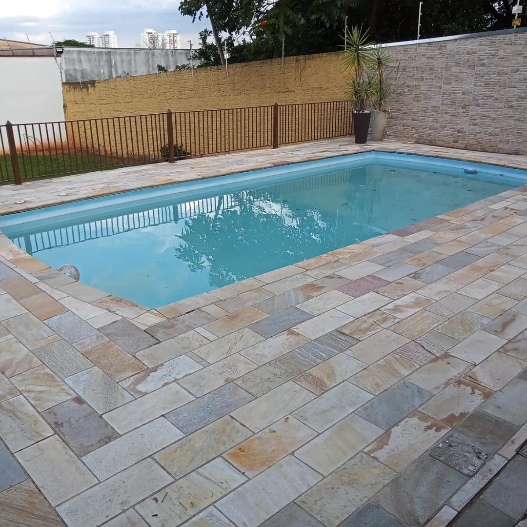 Deck de piscina com pedra São Tomé limpa e com a cor original depois da limpeza