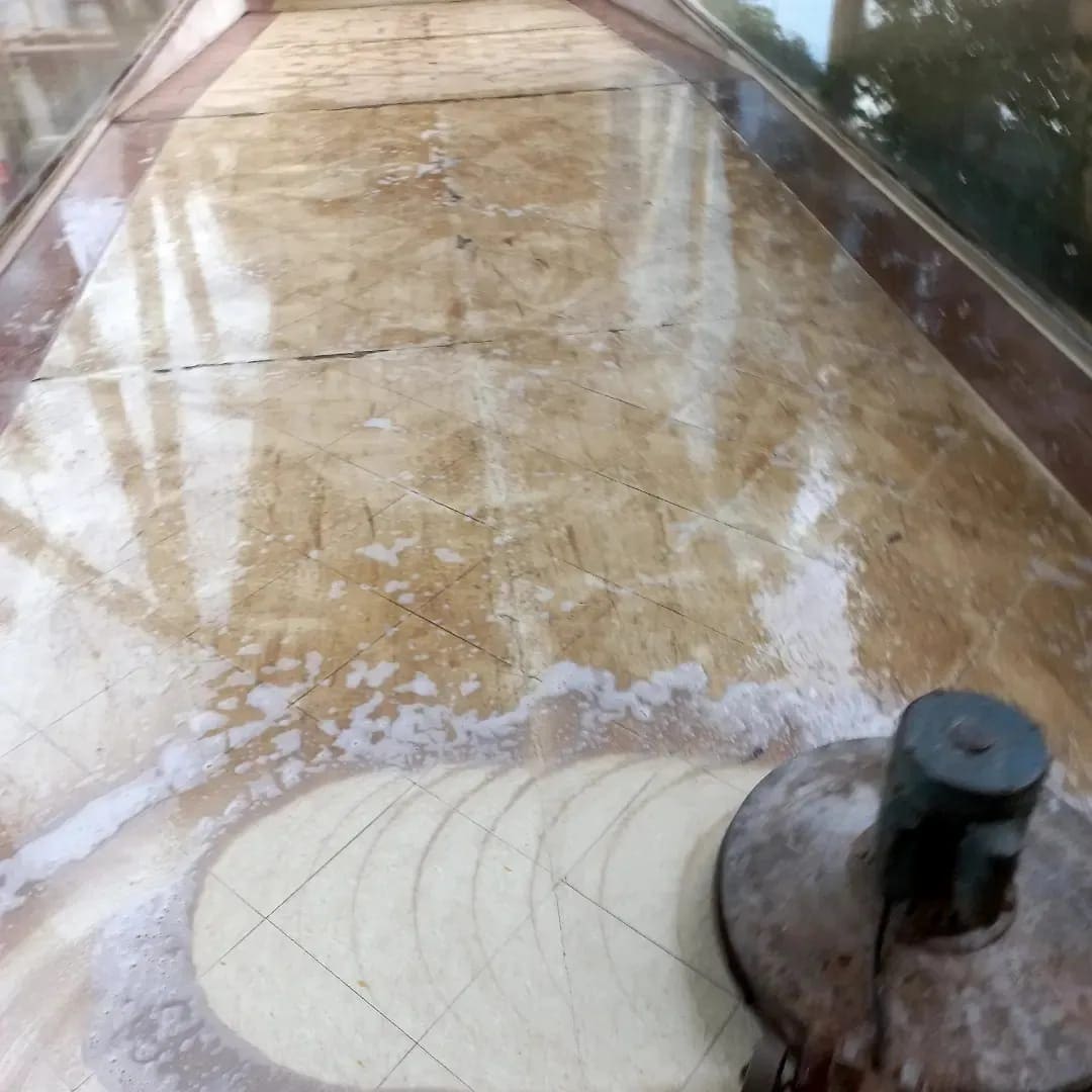 Piso de porcelanato encardido sendo limpo com máquina profissional